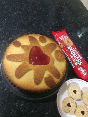 Making a fantastic Jammie Dodger cake with a Moldyfun silicone cake mould